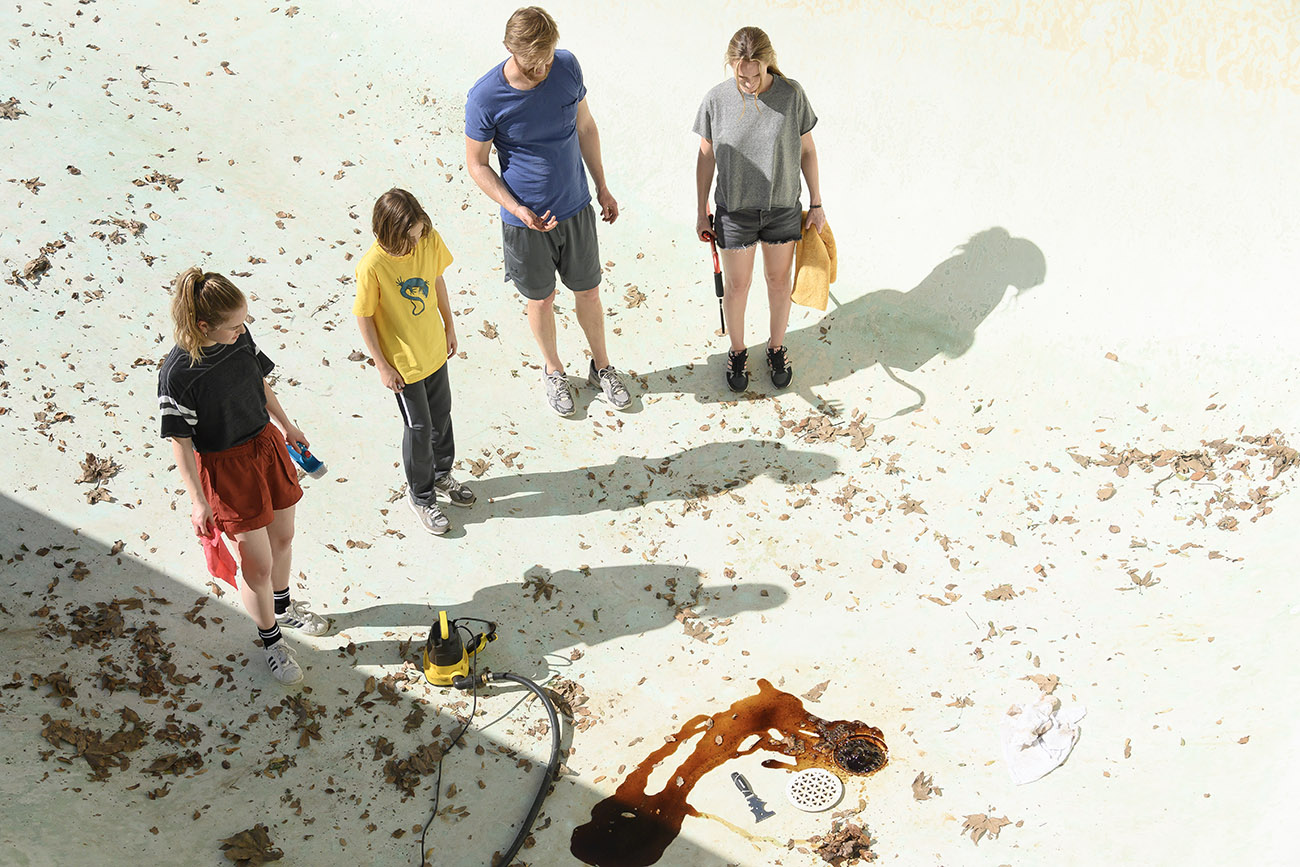 (from left) Izzy Waller (Amélie Hoeferle), Elliot Waller (Gavin Warren), Ray Waller (Wyatt Russell) and Eve Waller (Kerry Condon) in Night Swim, written and directed by Bryce McGuire.