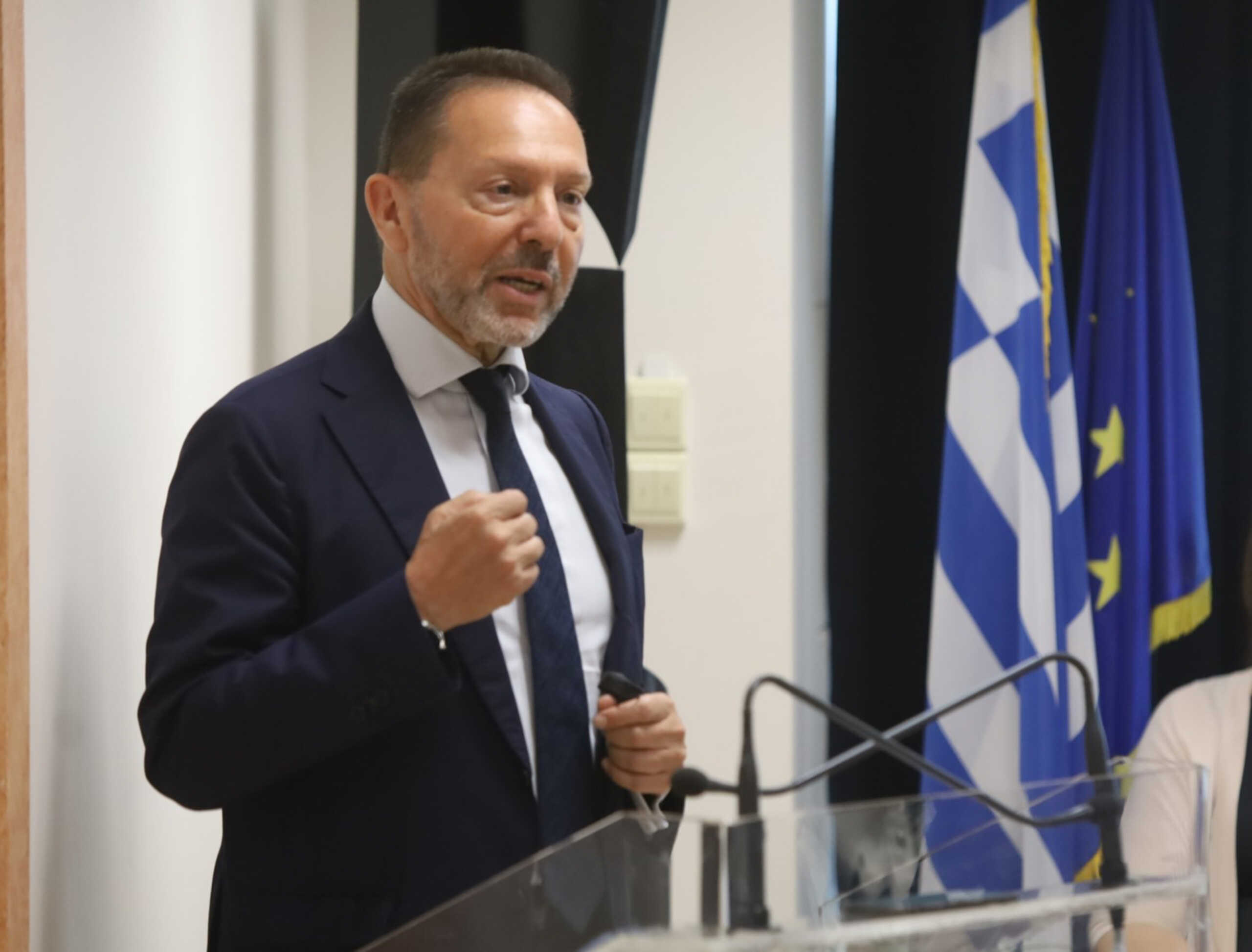 Παρουσία της Προέδρου της Δημοκρατίας, κ. Κατερίνας Σακελλαροπούλου πραγματοποιήθηκε σήμερα η τελετή ονοματοδοσίας της αίθουσας συνεδριάσεων «711» του Υπουργείου Ανάπτυξης και Επενδύσεων,σε αίθουσα «Τάσος Μπάνος», προς τιμήν του διακεκριμένου δημοσίου λειτουργού, ο οποίος απεβίωσε το 2020, Τρίτη 5 Ιουλίου 2022 (Γ.Τ ΥΠ.ΑΝΑΠΤΥΞΗΣ