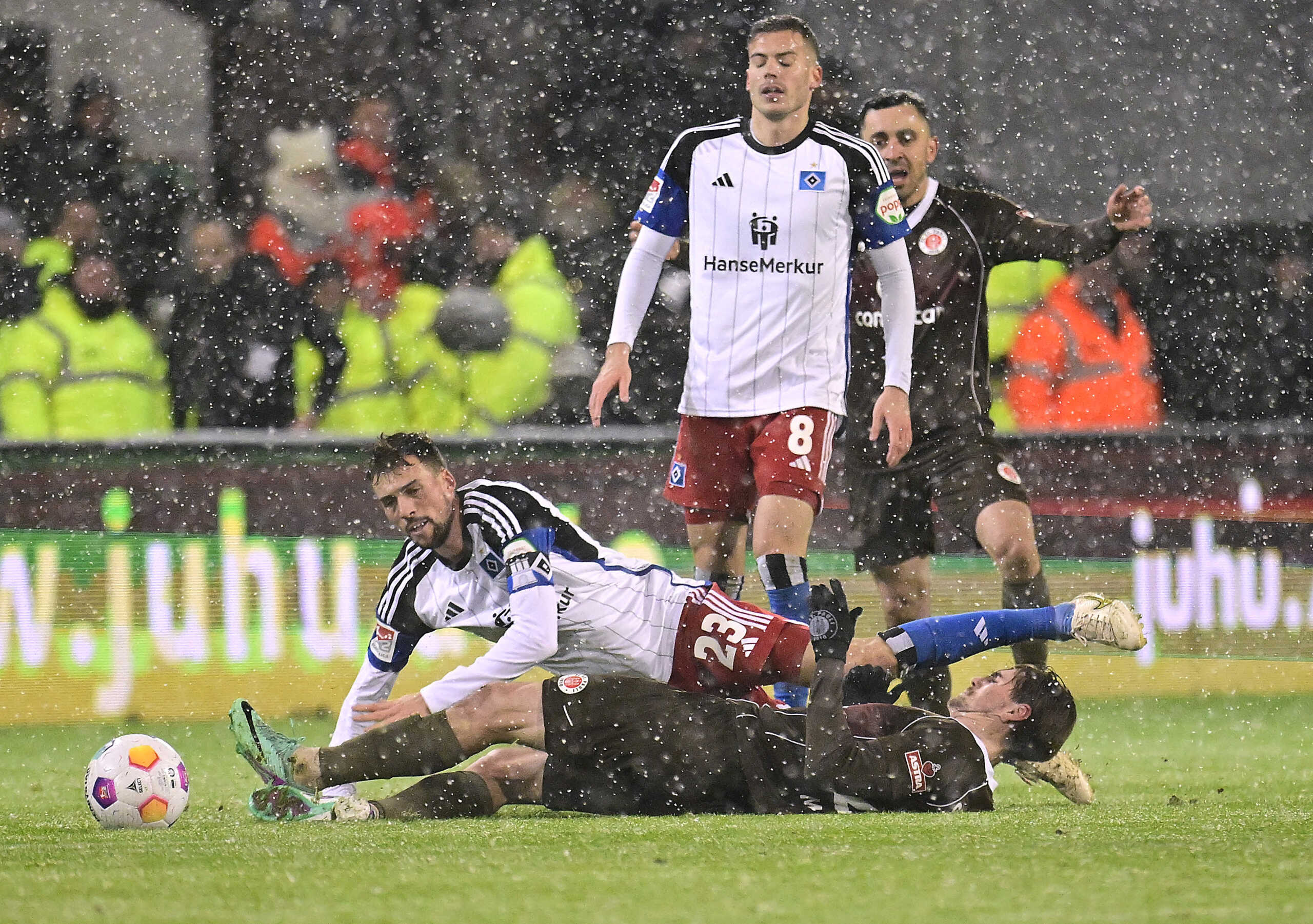 Soccer Football -  Bundesliga 2 - St. Pauli v Hamburger SV - Stade Millerntor, Hamburg, Germany - December 1, 2023 St. Pauli's Connor Metcalfe in action with Hamburger SV's Jonas Meffert REUTERS