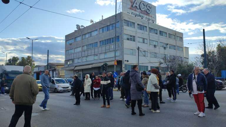 Διαμαρτυρία των συγγενών των προσαχθέντων για τον τραυματισμό του αστυνομικού - Εκλεισαν την Πέτρου Ράλλη
