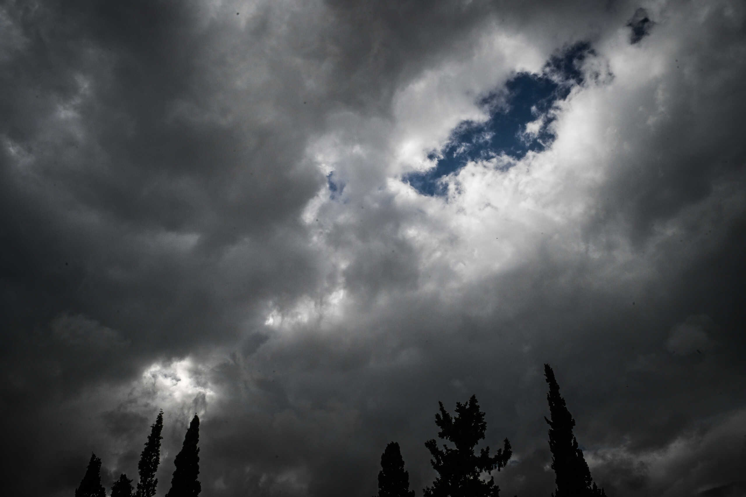 Κακοκαιρία πάνω από την Αττική, μαύρα σύννεφα πάνω από την Αθήνα, Δευτέρα 4 Δεκεμβρίου 2023   (ΤΑΤΙΑΝΑ ΜΠΟΛΑΡΗ