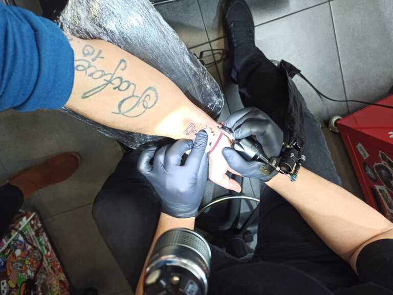 Εικόνες από τον μαραθώνιο τατουάζ στη Δράμα για την ενίσχυση παιδιών που δίνουν μάχη με τον καρκίνο