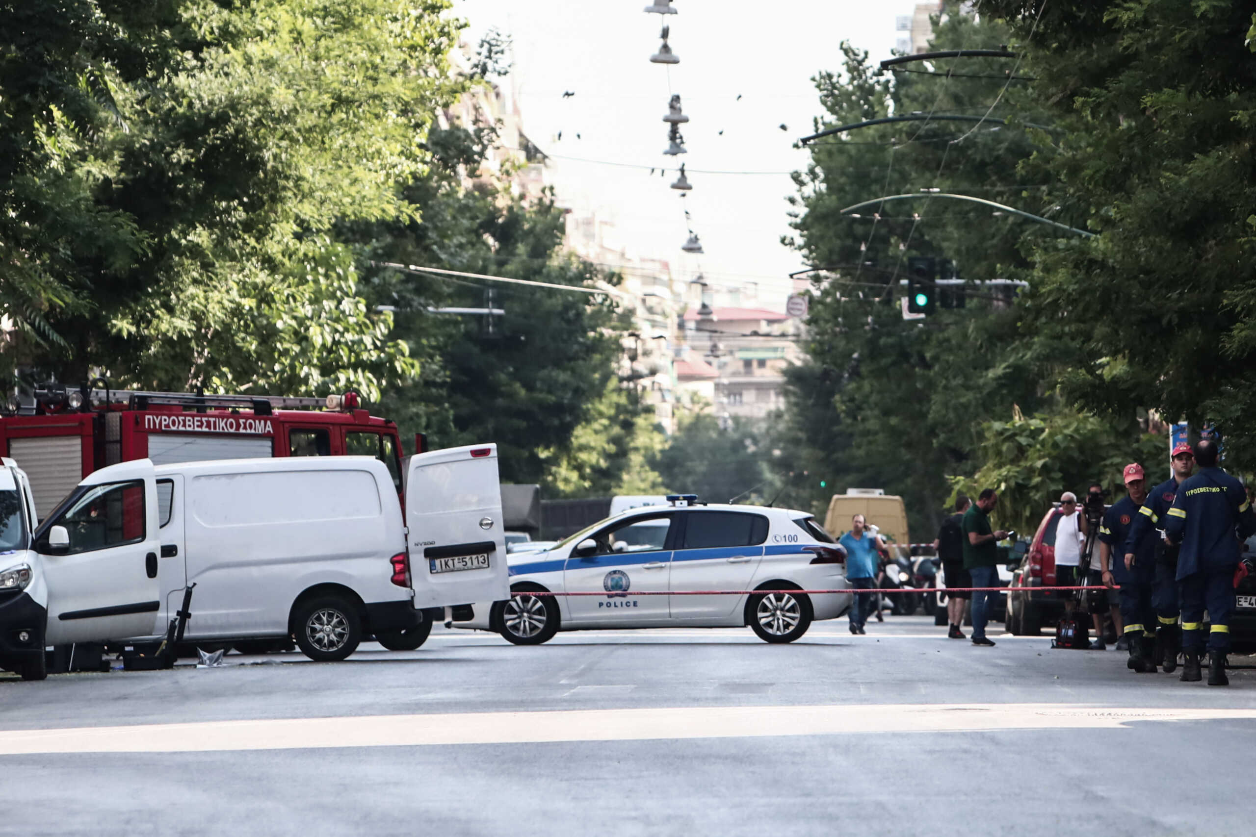 Έκρηξη έξω από το κτήριο της Τεκτονικής Μεγάλης Στοάς της Ελλάδας, μεταξύ των οδών Αχαρνών και Σουρμελή, στην Αθήνα, Πέμπτη 13 Ιουλίου 2023. Όπως έγινε γνωστό από την Αστυνομία, είχε προηγηθεί προειδοποιητικό τηλεφώνημα από άγνωστο στις 6.30 το πρωί, ο οποίος τηλεφώνησε στο 112 και ανέφερε ότι είχε τοποθετηθεί βόμβα στην οδό Σουρμελή 2, χωρίς να αναφέρει ώρα έκρηξης. Αμέσως, αποκλείστηκε η περιοχή από δυνάμεις της Αστυνομίας και λίγη ώρα αργότερα σημειώθηκε η έκρηξη, από την οποία δεν υπήρξε τραυματισμός και προκλήθηκαν μόνο υλικές ζημιές, κυρίως μαύρισμα της τοιχοποιίας εξωτερικά του κτηρίου. Κάτοικοι της περιοχής ανέφεραν ότι άκουσαν τον δυνατό κρότο της έκρηξης. Κλιμάκια του Τμήματος Εξουδετέρωσης Εκρηκτικών Μηχανισμών (ΤΕΕΜ) και της Πυροσβεστικής (2 οχήματα, 6 πυροσβέστες) έσπευσαν άμεσα στην περιοχή και αφού έλεγξαν το σημείο της έκρηξης, άρχισαν να αναζητούν και δεύτερο ύποπτο κουτί με αυτοσχέδιο εκρηκτικό μηχανισμό. Το δεύτερο "ξύλινο" κουτί εντοπίστηκε εσωτερικά του κτιρίου και αφού ελέγχθηκε από μονάδα του ΤΕΕΜ, πραγματοποιήθηκε ελεγχόμενη έκρηξη παρουσία της Αστυνομίας, του ΤΕΕΜ και των δυνάμεων της Πυροσβεστικής.
(ΚΩΣΤΑΣ ΤΖΟΥΜΑΣ