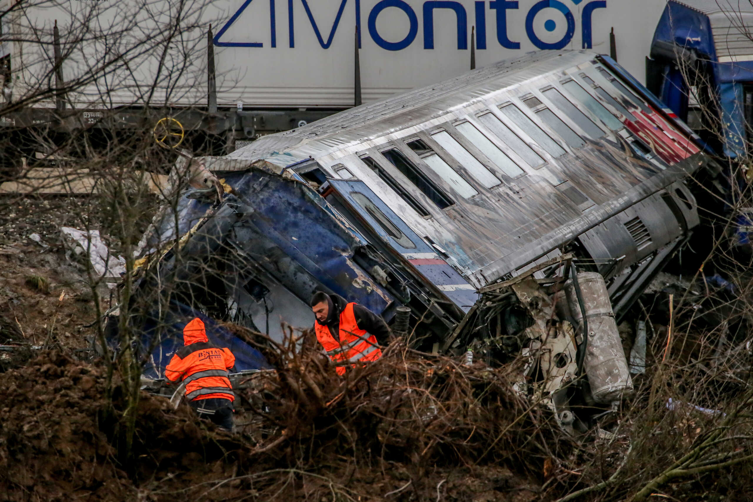 Έρευνες των σωστικών συνεργείων για τους αγνοούμενους στα συντρίμμια των δύο αμαξοστοιχιών που συγκρούστηκαν στα Τέμπη, Πέμπτη 2 Μαρτίου 2023.  (ΛΕΩΝΙΔΑΣ ΤΖΕΚΑΣ