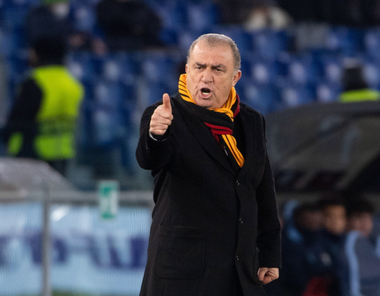 epa09632720 Galatasaray's coach Fatih Terim gestures  during the UEFA Europa League soccer match between SS Lazio and Galatasaray Istanbul at Olimpico Stadium in Rome, Italy, 09 December 2021.  EPA