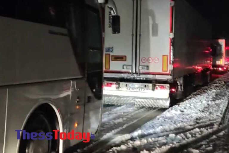 Γολγοθάς για 100 Θεσσαλονικείς – Κολλημένοι στα χιόνια για ώρες στον δρόμο από Πράγα προς Βιέννη χωρίς νερό και φαγητό