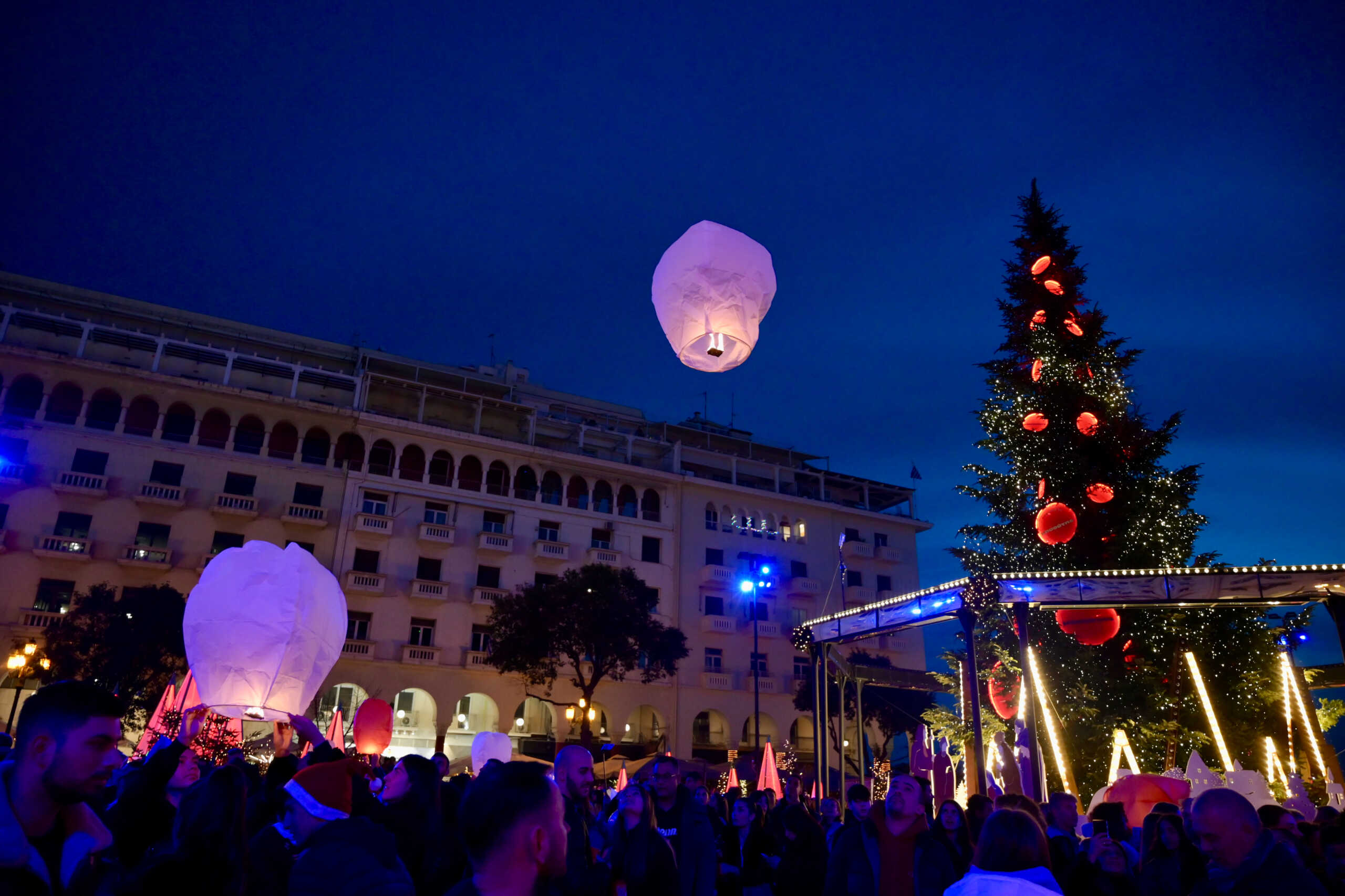 Εκατοντάδες φαναράκια στην πλατεία Αριστοτέλους, στο Άγαλμα του Βενιζέλου, με πρωτοβουλία του Εμπορικού συλλόγου της πόλης."Νύχτα των Ευχών" σήμερα παραμονή του νέου χρόνου, Σάββατο 31 Δεκεμβρίου 2023 (ΜΟΤΙΟΝΤΕΑΜ