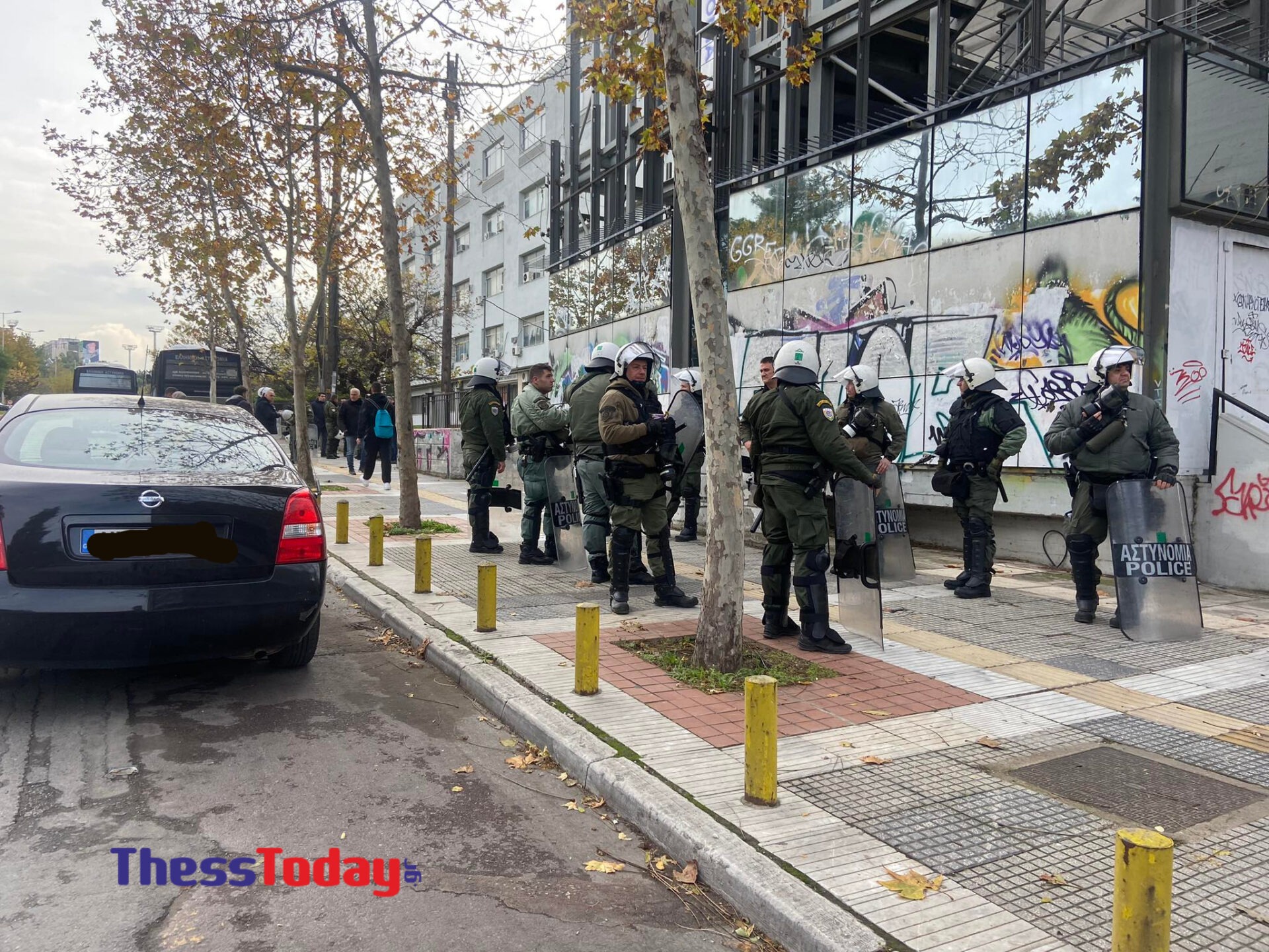 Θεσσαλονίκη: Κουκουλοφόροι επιτέθηκαν σε διμοιρία των ΜΑΤ έξω από το ΑΠΘ