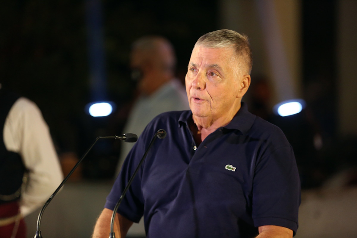 Φωτογραφία αρχείου που εικονίζει τον  πρόεδρο του Κ.ΕΛ.ΑΝ να  μιλά κατά τη διάρκεια της συγκέντρωσης στην πλατεία Μεγάλου Αλεξάνδρου κάτω από τα κεντρικά γραφεία του κινήματος, Αθήνα, Τετάρτη 21 Ιουλίου 2021. Κατέληξε σήμερα Τρίτη γύρω τις 03:00 ο δημοσιογράφος, εκδότης και ιδρυτής του πολιτικού κινήματος «Ελεύθεροι Άνθρωποι» Γιώργος Τράγκας, που νοσηλευόταν τις τελευταίες ημέρες με την COVID-19 στο ΓΝ Σωτηρία. Ανακοίνωση τύπου που έδωσε στη δημοσιότητα το νοσοκομείο αναφέρει: «Κατέληξε σήμερα, 14.12.2021, και ώρα 03.10 πρωινή ο δημοσιογράφος Γιώργος Τράγκας, επικεφαλής του κινήματος 'Ελεύθεροι Άνθρωποι' σε ΜΕΘ του νοσοκομείου ΣΩΤΗΡΙΑ. Ανεμβολίαστος, εισήχθη με βαριά αναπνευστική ανεπάρκεια, λόγω λοίμωξης covid19 στις 04.12.2021 σε κλινική του νοσοκομείου 'Η ΣΩΤΗΡΙΑ' ενώ λίγες ώρες αργότερα, λόγω της σοβαρής κατάστασής του διεκομίσθη σε ΜΕΘ του ιδίου νοσοκομείου». Τρίτη 14 Δεκεμβρίου 2021.   ΑΠΕ-ΜΠΕ