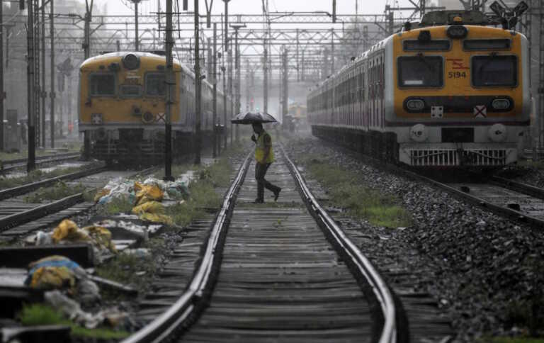 Κατέρρευσε δεξαμενή νερού σε σιδηροδρομικό σταθμό στην Ινδία - 3 νεκροί και 27 τραυματίες!