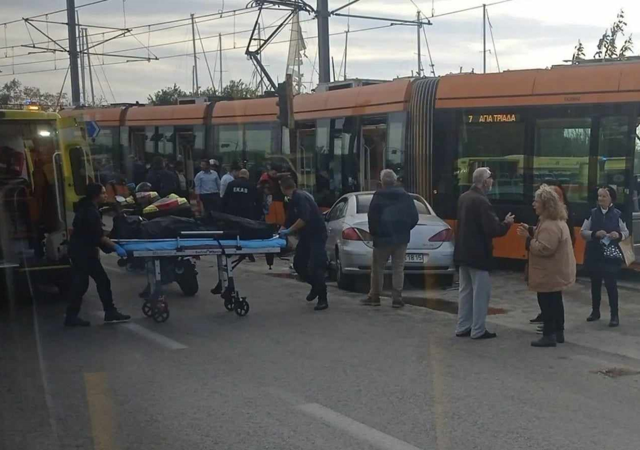 Τραμ συγκρούστηκε με αυτοκίνητο στο Παλαιό Φάληρο – Νεκρή μία πεζή