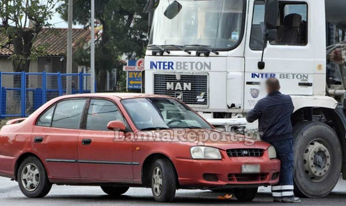 Λαμία: Τροχαίο με αυτοκίνητο να συγκρούεται με μπετονιέρα – Βίντεο από το σημείο