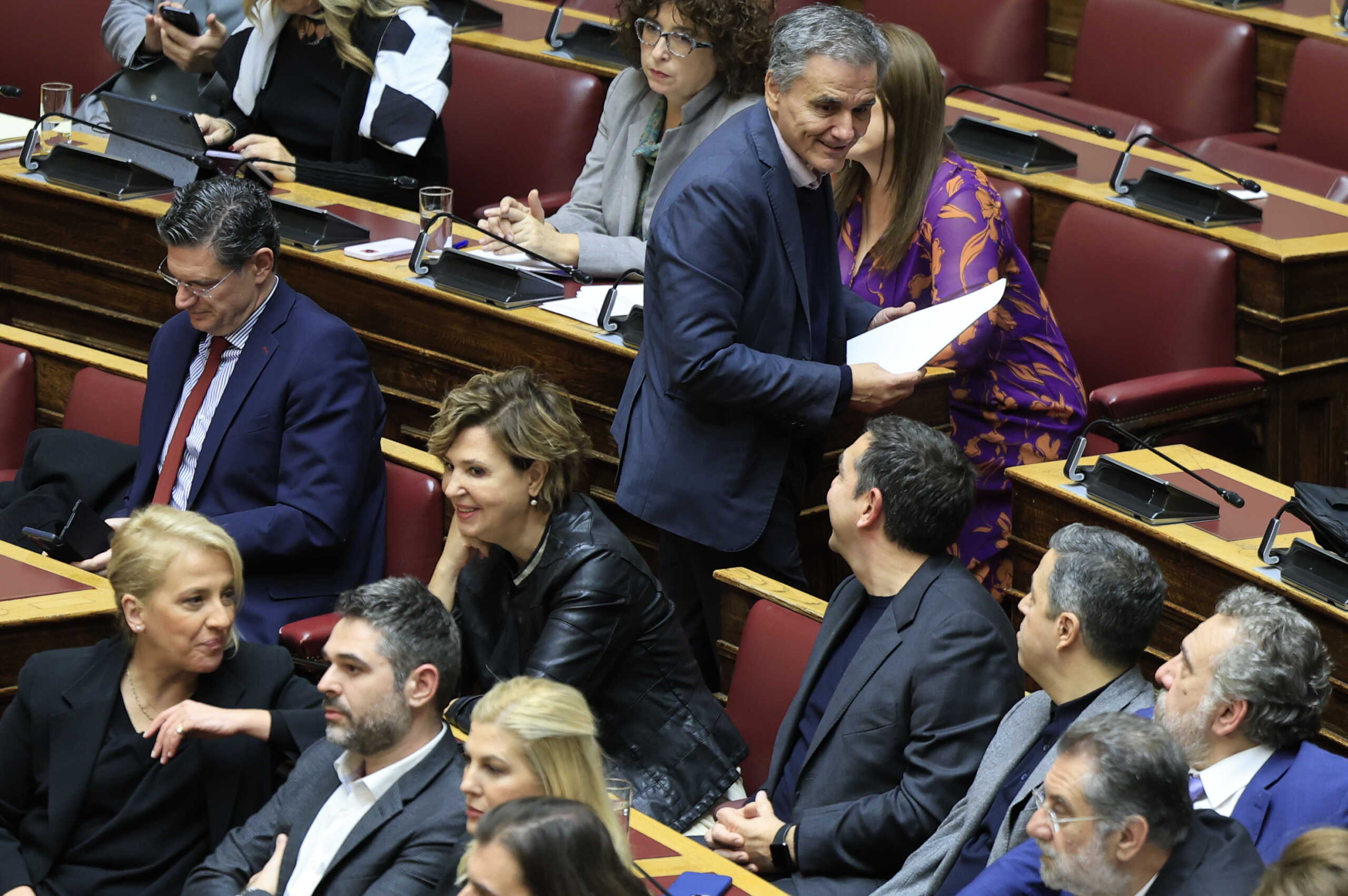 Προϋπολογισμός 2024: Ο Αλέξης Τσίπρας χαλαρός δίπλα στην Όλγα Γεροβασίλη χαμογελά στον Ευκλείδη Τσακαλώτο