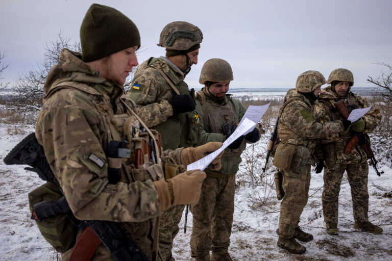 Οι ουκρανικές δυνάμεις αποσύρθηκαν από την κατεστραμμένη Μαρίνκα