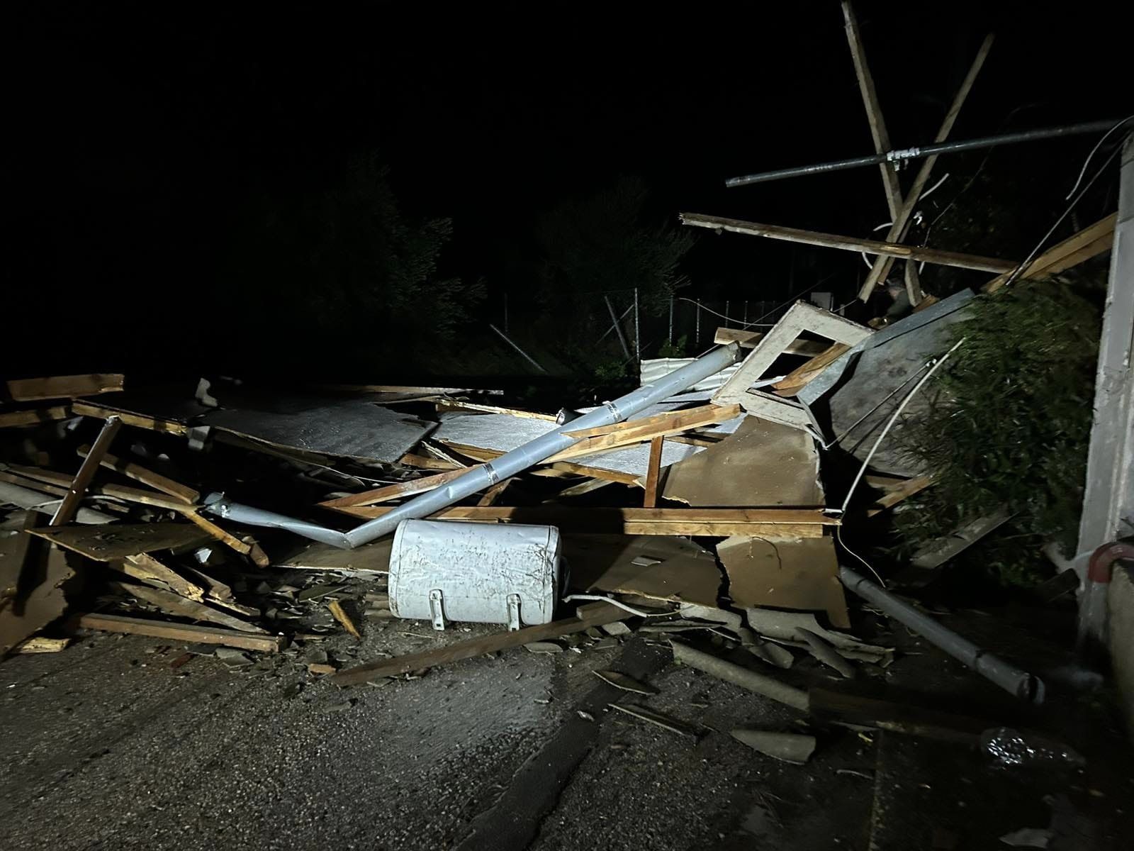 Βάρη: Ανεμοστρόβιλος διέλυσε σπίτι εξαμελούς οικογένειας