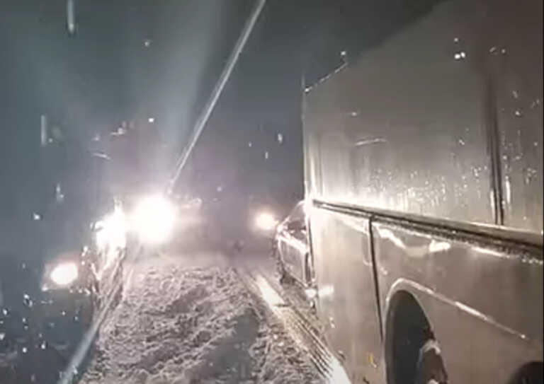 Απεγκλωβίστηκαν μετά από 17 ώρες οι 100 Θεσσαλονικείς που κόλλησαν σε χιονοθύελλα στο δρόμο από Πράγα για Βιέννη
