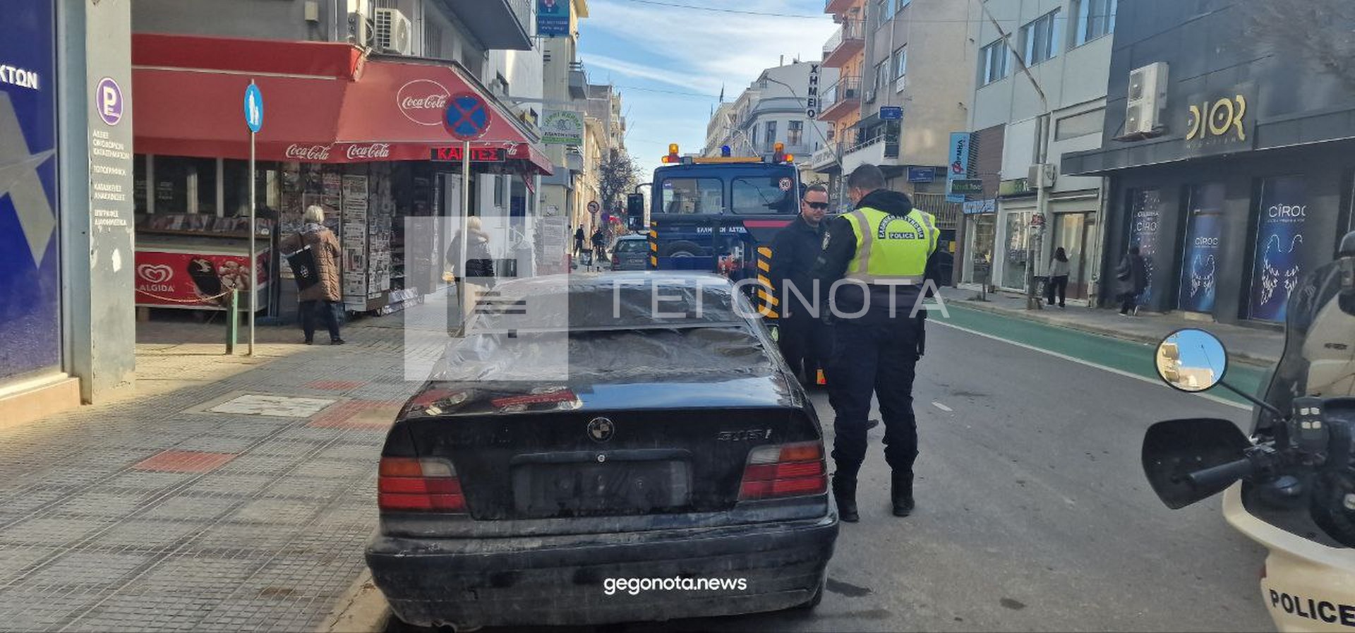 Οδηγός στο Βόλο πάρκαρε παράνομα το ΙΧ του, έβγαλε τις πινακίδες και πήγε να απολαύσει το τσίπουρό του