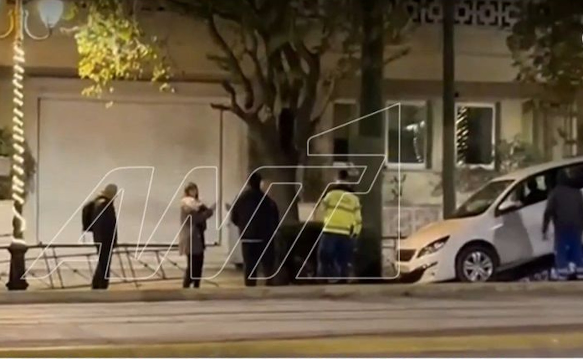Τροχαίο κοντά στη Βουλή τα ξημερώματα – Αυτοκίνητο έπεσε πάνω στα κάγκελα πεζοδρομίου