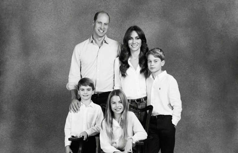 Ο πρίγκιπας Λούις κατάφερε να γίνει ξανά viral: Το «χαμένο» δάχτυλο στην οικογενειακή φωτογραφία για τα Χριστούγεννα