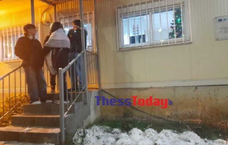 Επιβάτες καταγγέλλουν πως αφέθηκαν στη χιονοθύελλα επειδή τα διόδια του Μαλακασίου στην Καλαμπάκα δεν άνοιγαν τα γραφεία