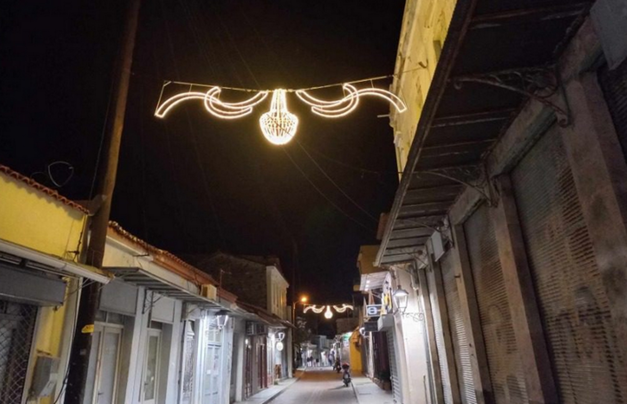 Λέσβος: Δόθηκαν 50.000 ευρώ και ο χριστουγεννιάτικος στολισμός στη Μυτιλήνη διχάζει