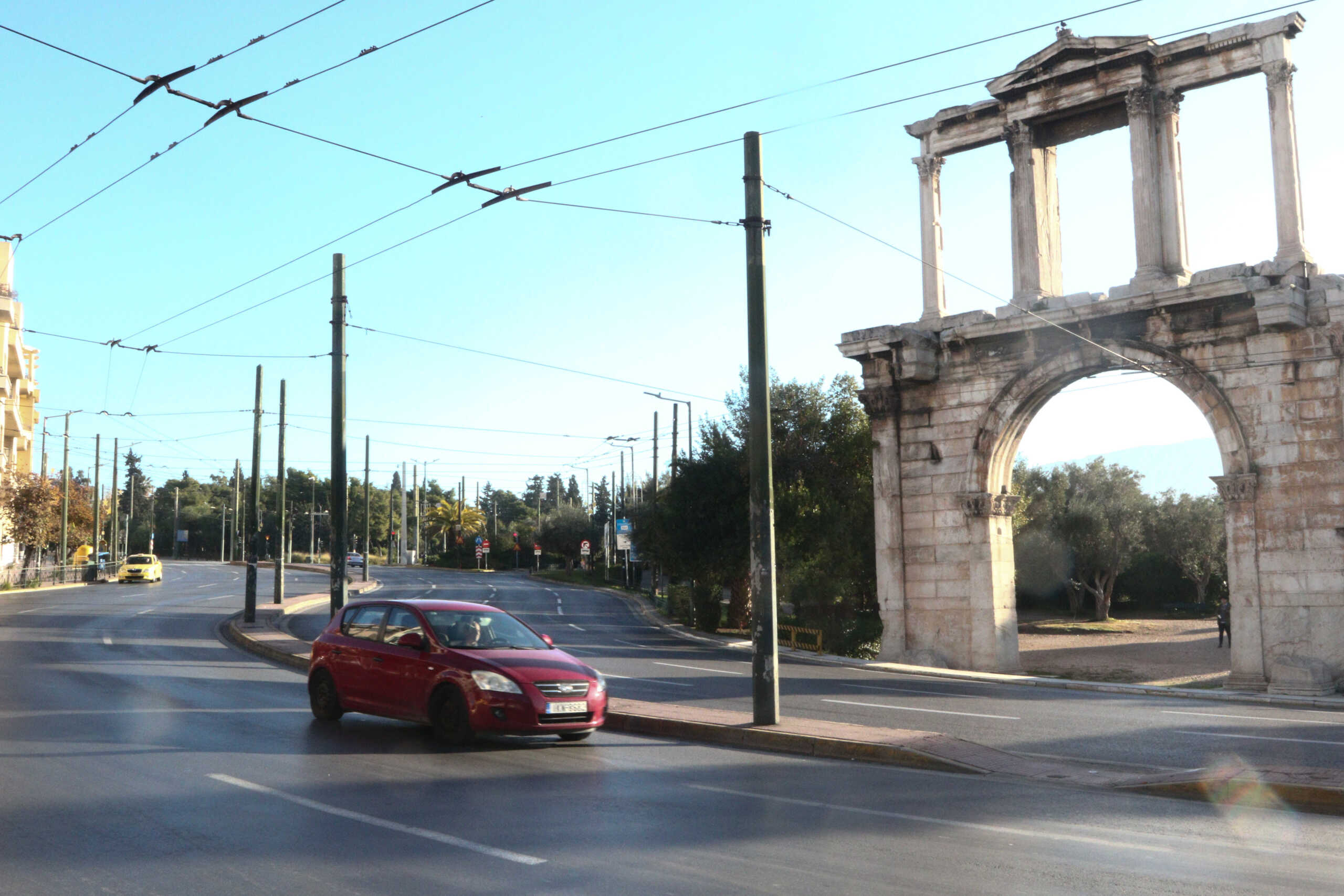 Αδεια πολη η ΑΘηνα την ημερα των Χριστοτυγεννων.Τοσο η μεγαλη εξοδος οσο και το χθεσινο ρεβεγιον  συνετελεσαν ουτως ωστε το πρωι στο κεντρο της πολης να  επικρτατει ερημια (φωτο απο την περιοχη  Πλακα Αψιδα-Στηλες Ολυμπιου Διος-ΦΩΤΟ ΧΡΗΣΤΟΣ ΜΠΟΝΗΣ