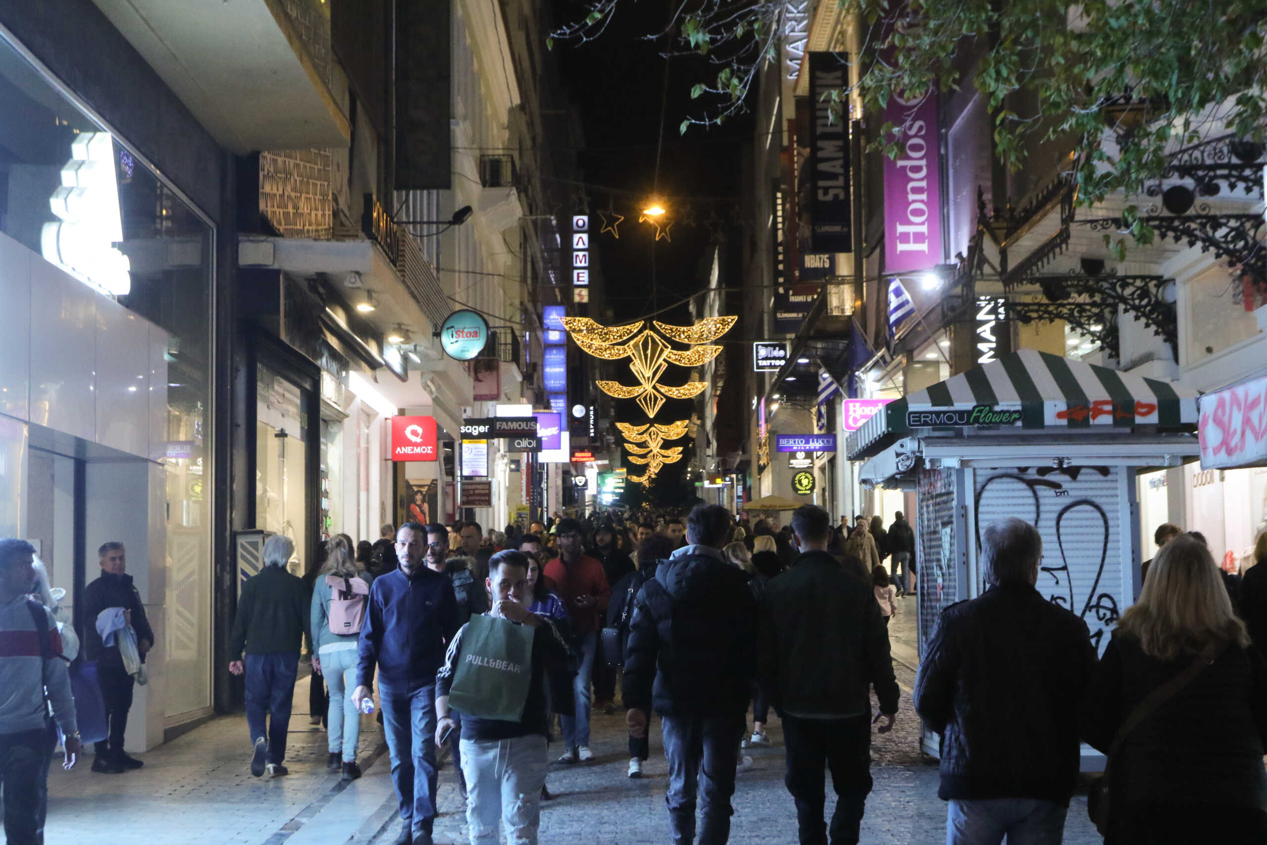 Η Αθηνα το βραδυ  λιγες ημερες πριν τα Χριστουγεννα με τα καταστηματα   να εχουν στολιστει  ,δημιουργωντας μια εντυπωσιακη ατμοσφαιρα  ΧΡΗΣΤΟΣ ΜΠΟΝΗΣ