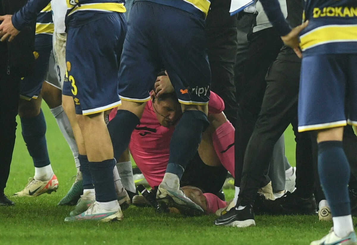 Soccer Football - Super Lig - MKE Ankaragucu v Caykur Rizespor - Eryaman Stadium - Ankara, Turkey - December 11, 2023 Referee Halil Umut Meler lies on the ground at the end the Turkish Super Lig soccer match between MKE Ankaragucu and Caykur Rizespor REUTERS