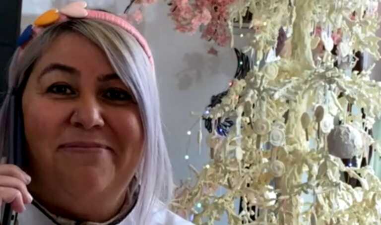 Το μεγαλύτερο χριστουγεννιάτικο δέντρο από ζαχαρωτά βρίσκεται στη Χαλκιδική - Τι λέει η δημιουργός του