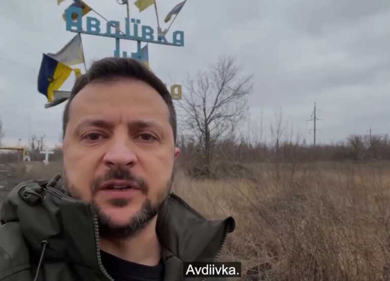 Ουκρανία: Στην ισοπεδωμένη από τους Ρώσους Αβντίιβκα ο Βολοντίμιρ Ζελένσκι