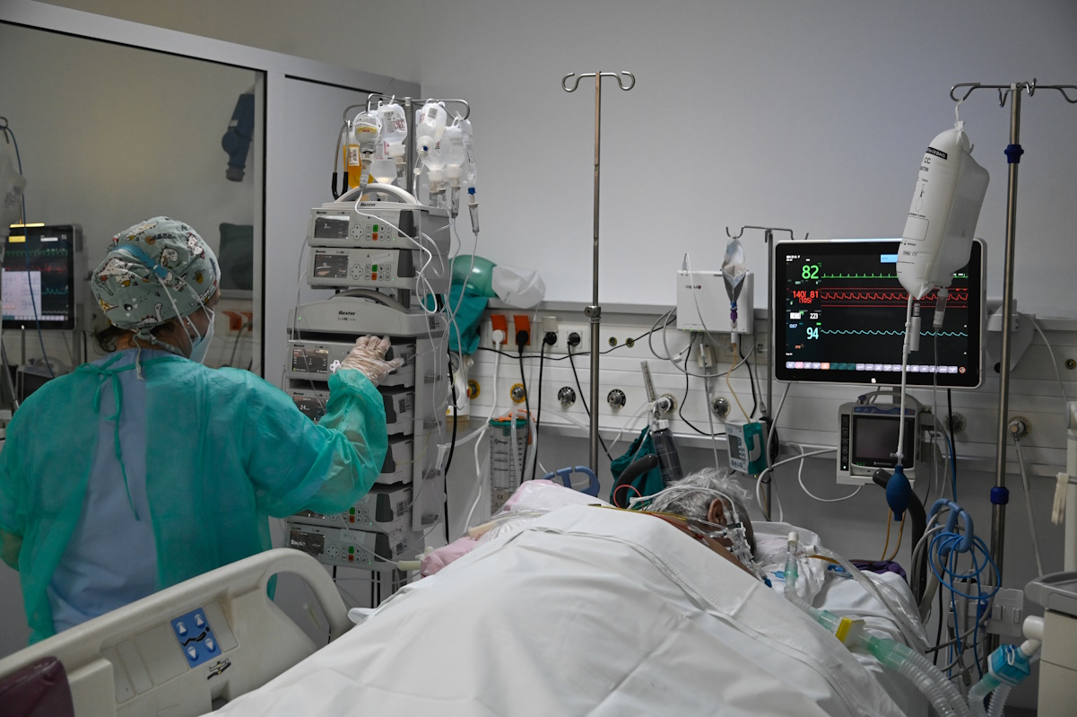 ΣΤΙΓΜΙΟΤΥΠΑ ΑΠΟ ΤΗΝ ΠΑΝΕΠΙΣΤΗΜΙΑΚΗ ΜΟΝΑΔΑ ΕΝΤΑΤΙΚΗΣ ΘΕΡΑΠΕΙΑΣ (ΜΕΘ) ΤΟΥ ΝΟΣΟΚΟΜΕΙΟΥ "ΣΩΤΗΡΙΑ" (ΜΙΧΑΛΗΣ ΚΑΡΑΓΙΑΝΝΗΣ