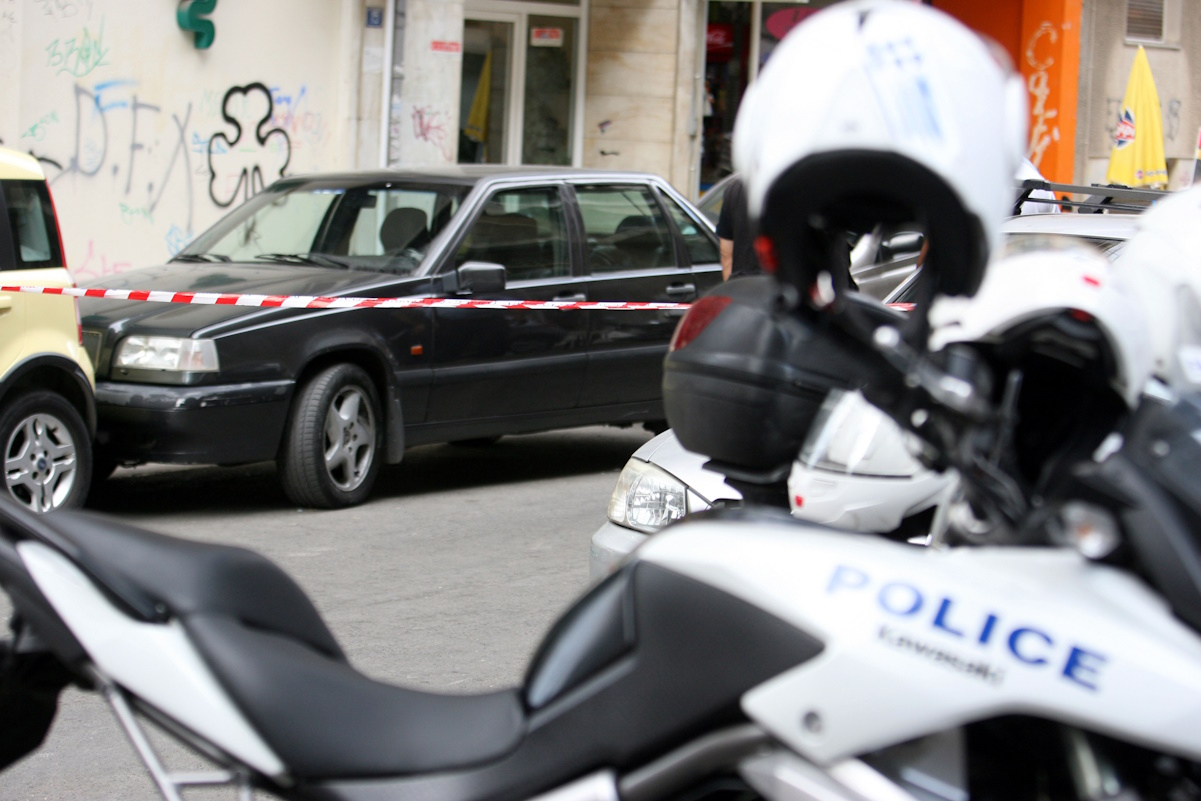 Αστυνομικοί πραγματοποιούν έρευνες στην οδό Αχαϊας στους Αμπελοκήπους έπειτα από επεισόδιο με πυροβολισμούς κατά αστυνομικών της ομάδας ΔΙΑΣ το οποίο σημειώθηκε στις 08.40 το πρωί στην οδό Κεδρηνού, κοντά στην Γενική Αστυνομική Διεύθυνση Αθηνών (ΓΑΔΑ), στους Αμπελόκηπους το πρωί της Τετάρτης 17 Ιουλίου 2013.
Οι αστυνομικοί της ομάδας ΔΙ.ΑΣ. επιχείρησαν να κάνουν έλεγχο σε διερχόμενο αυτοκίνητο το οποίο σταμάτησε, όμως, οι 3 επιβαίνοντες κατέβηκαν από το όχημα πυροβολώντας με καλάσνικοφ προς το μέρος των αστυνομικών - οι οποίοι ανταπέδωσαν τα πυρά - και αμέσως μετά διέφυγαν με το όχημα. 
Από την ανταλλαγή των πυροβολισμών δεν υπήρξε τραυματισμός.
Ακολούθησε καταδίωξη κατά την οποία το Ι.Χ. μάρκας Volvo βρέθηκε εγκαταλελειμένο στην οδό Αχαϊας και οι δράστες διέφυγαν πεζή. 
(EUROKINISSI