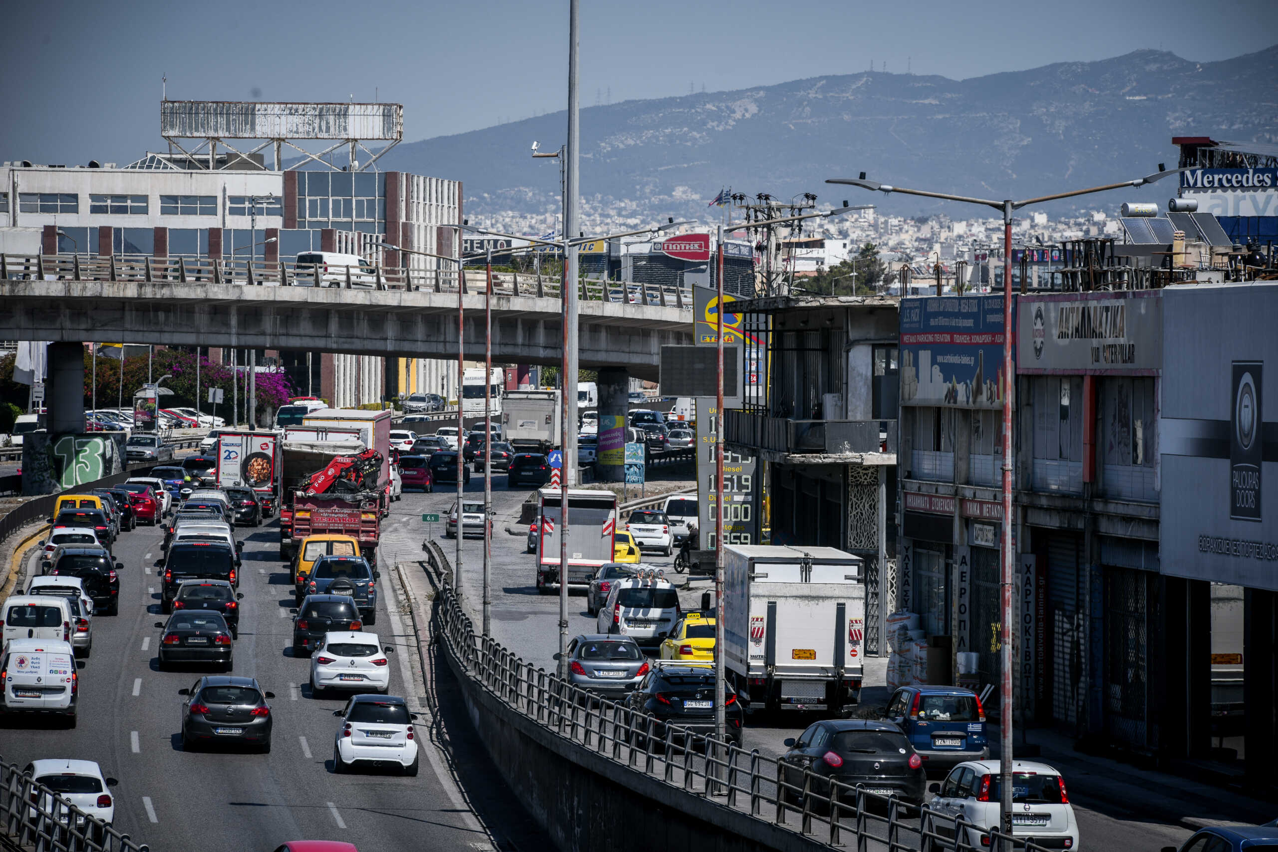 Διακοπή κυκλοφορίας στην Αθηνών – Κορίνθου λόγω φωτιάς σε αυτοκίνητο