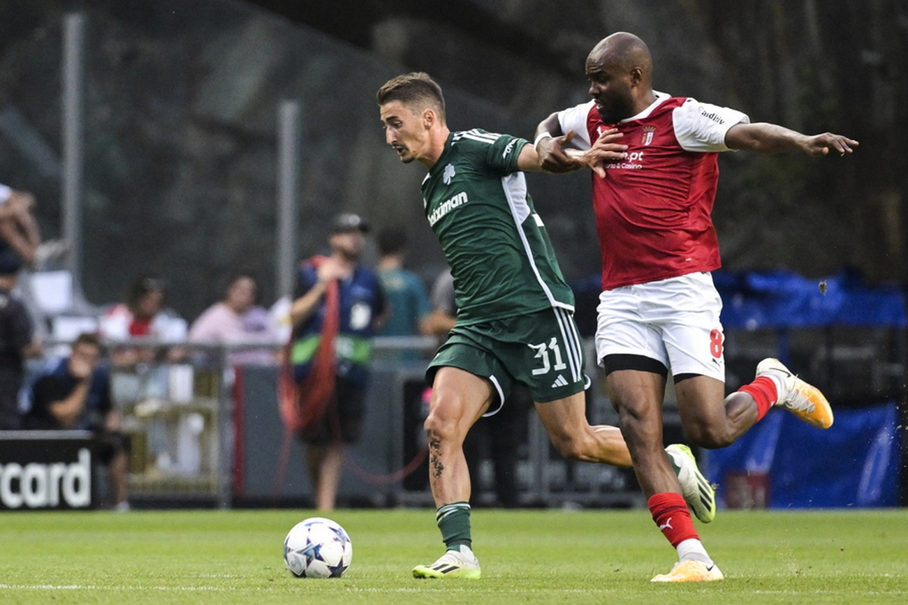epa10816458 Braga's Al Musrati (R) vies the ball with Panathinaikos' Filip Djjurisic during the Champions League play-off 1st leg soccer match between Sporting de Braga and Panathinaikos, in Braga, Portugal, 23 August 2023.  EPA