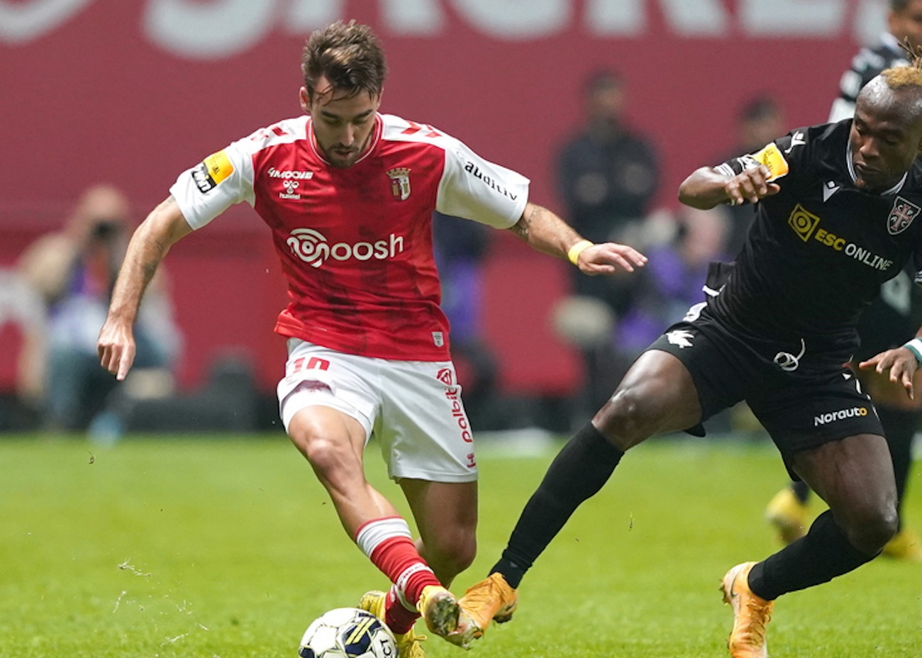 epa10291103 SC Braga's Andre Horta (L) in action against Casa Pia's AC Saviour Godwin (R) during the Portuguese First League soccer match between SC Braga and Casa Pia AC, held at Municipal de Braga stadium in Braga, Portugal, 06 November 2022.  EPA