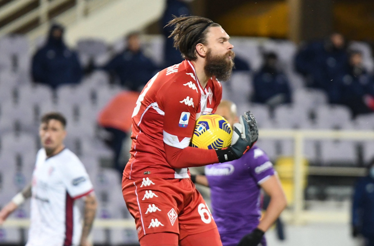 epa08930633 Fiorentina's goalkeeper Bartlomiej Dragowski in action during the Italian Serie A soccer match between ACF Fiorentina and Cagliari Calcio at the Artemio Franchi stadium in Florence, Italy, 10 January 2021.  EPA