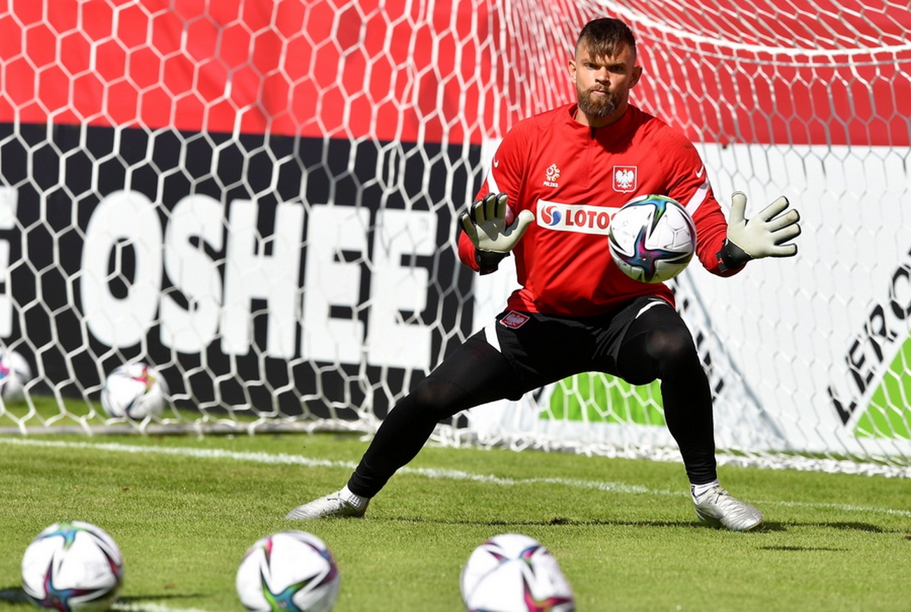 epa09445109 Polish national soccer team goalkeeper Bartlomiej Dragowski during the team's training session in Warsaw, Poland, 03 September 2021. Poland will face San Marino in the World Cup 2022 qualifying soccer match on 05 September in San Marino.  EPA