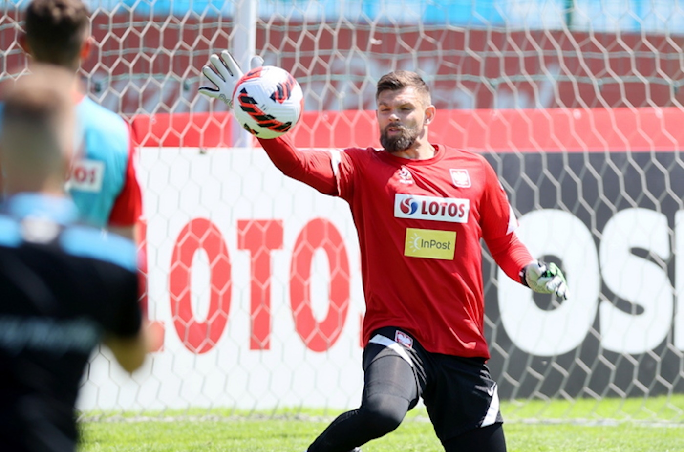 epa09991247 Polish national soccer team goalkeeper Bartlomiej Dragowski (R) in action during the team's training session in Warsaw, Poland, 02 June 2022. Poland will face Belgium in their UEFA Nations League soccer match on 08 June 2022 in Brussels.  EPA