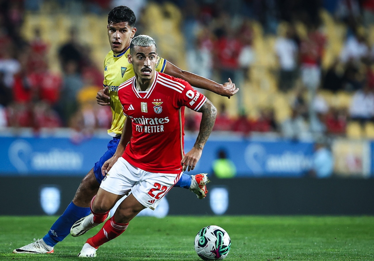 epa10906568 GD Estoril Praia Chiquinho (R) in action against SL Benfica's Mateus Fernandes (L) during the Portuguese First League soccer match between GD Estoril Praia and SL Benfica at Antonio Coimbra da Mota stadium in Estoril, Portugal, 07 October 2023.  EPA