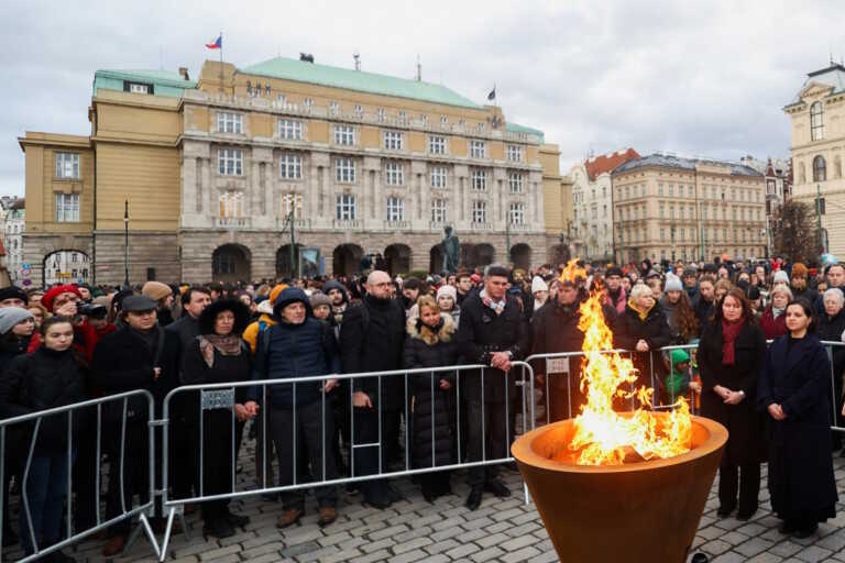 Σχημάτισαν ανθρώπινη αλυσίδα στη μνήμη των 14 θυμάτων του μακελάρη της Πράγας - Αναμμένα κεριά και δάκρυα