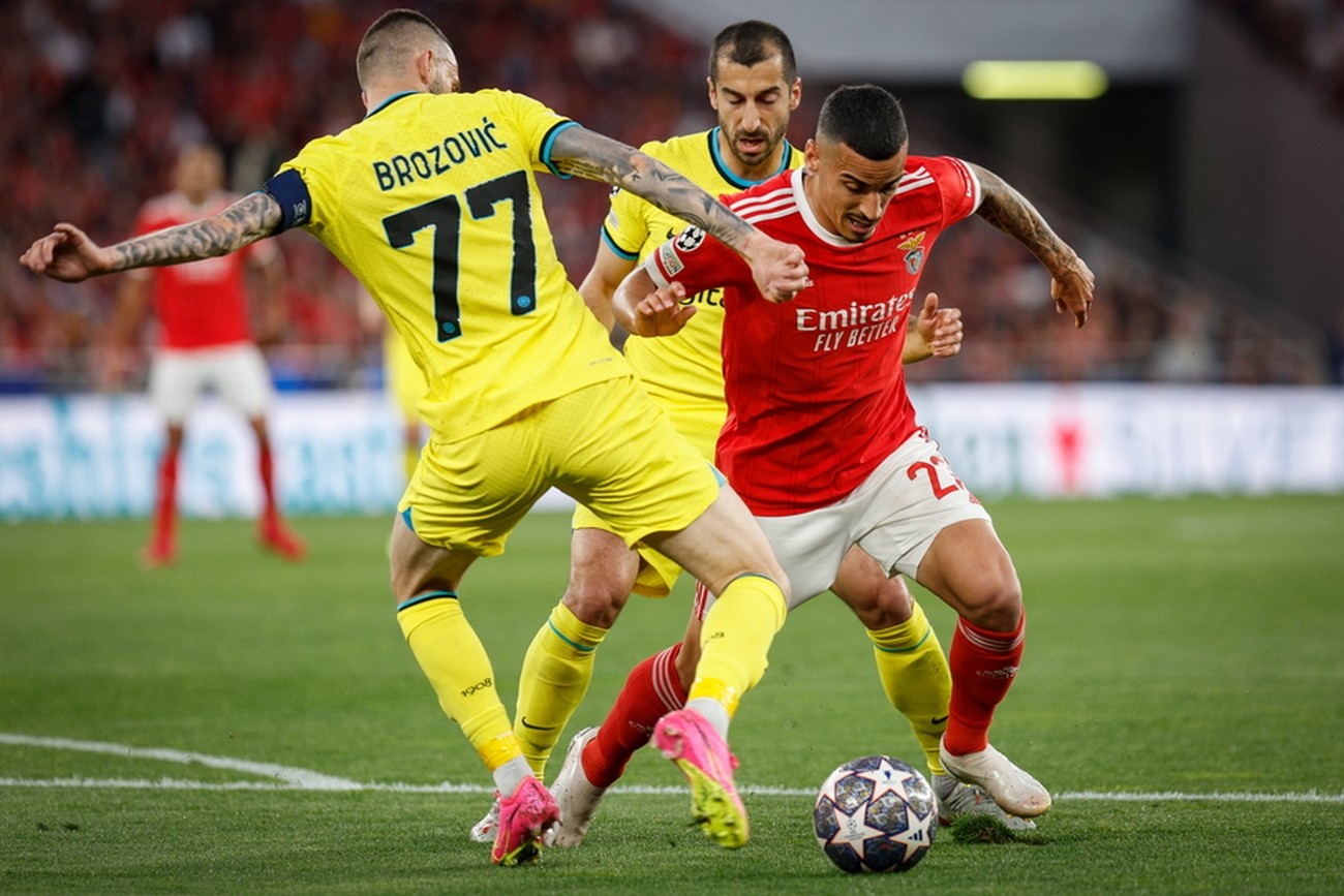 epa10568787 Benfica player Chiquinho (R) vies for the ball with Inter Milan player Marcelo Brozovic (L) during the UEFA Champions League quarter final 1st leg match between SL Benfica and Inter Milan held at Luz Stadium, Lisbon, Portugal, 11 April 2023.  EPA