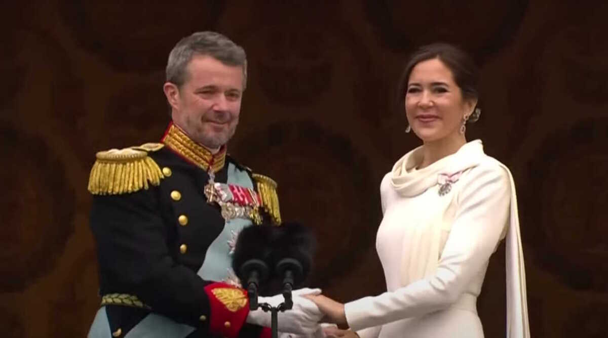 Δανία: Δάκρυσε ο νέος βασιλιάς Φρειδερίκος Ι’ στο μπαλκόνι των ανακτόρων μπροστά σε χιλιάδες πολίτες που τον αποθέωναν