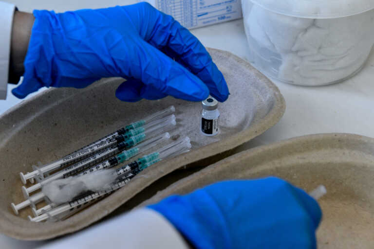 Η έξαρση του κορονοϊού φόβισε τους άνω των 60 και κλείνουν ραντεβού για να εμβολιαστούν