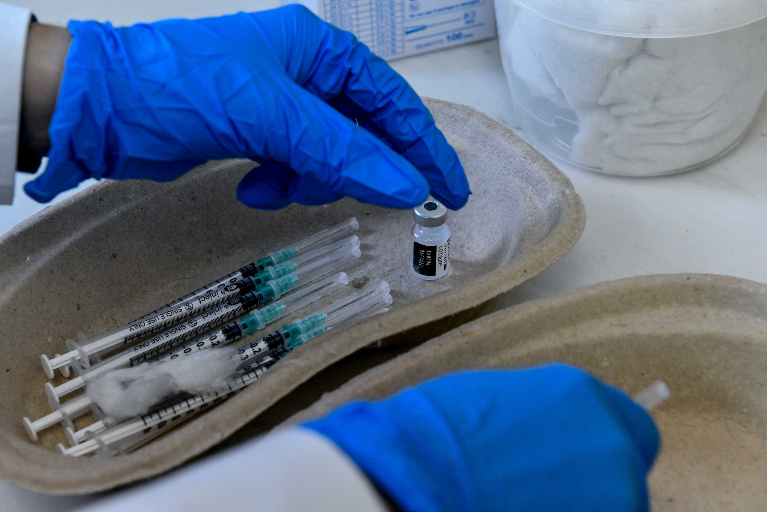Κορονοϊός: Η έξαρση των κρουσμάτων φόβισε τους άνω των 60 και κλείνουν ραντεβού για να εμβολιαστούν