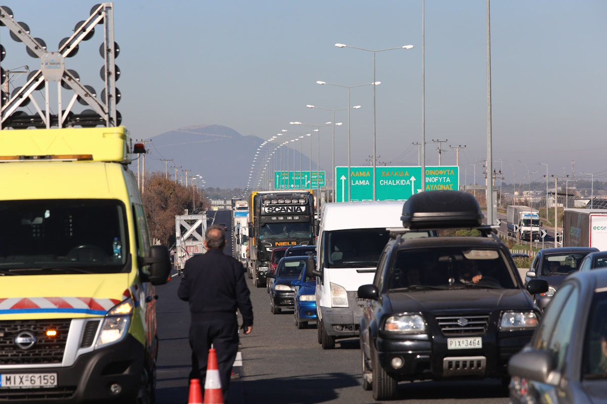 Καραμπόλα με εννέα αυτοκίνητα και τέσσερα φορτηγά  στην Εθνική Οδό στο ύψος του Αυλώνα, στο ρεύμα προς Αθήνα, Τρίτη 3 Ιανουαρίου 2023.
(ΓΙΑΝΝΗΣ ΠΑΝΑΓΟΠΟΥΛΟΣ