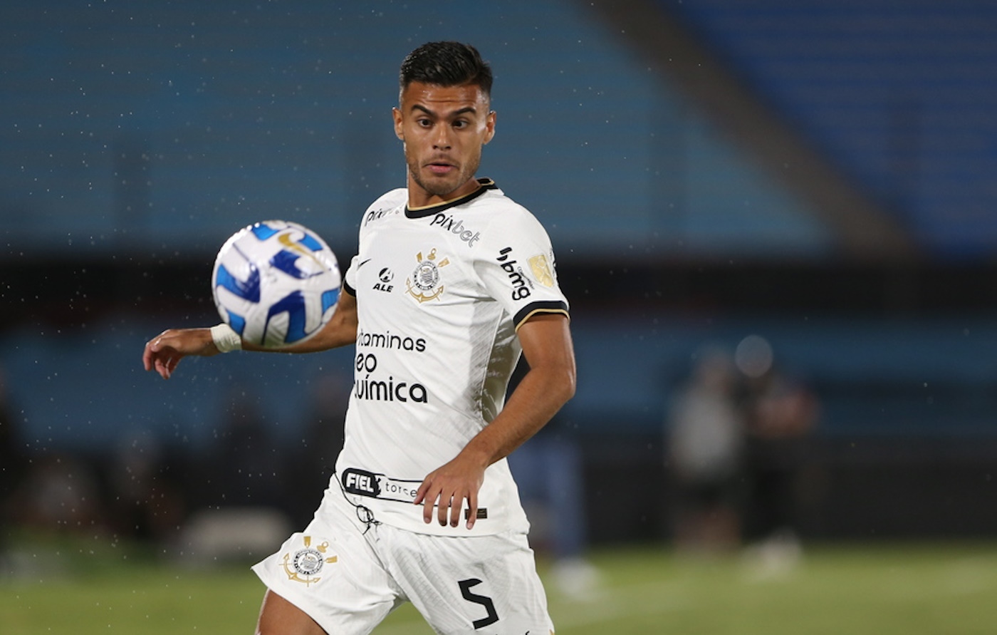 epa10562526 Corinthians' Fausto Vera in action against Liverpool during a match for Group E of the Copa Libertadores at Centenario Stadium, in Montevideo, Uruguay, 06 April 2023.  EPA