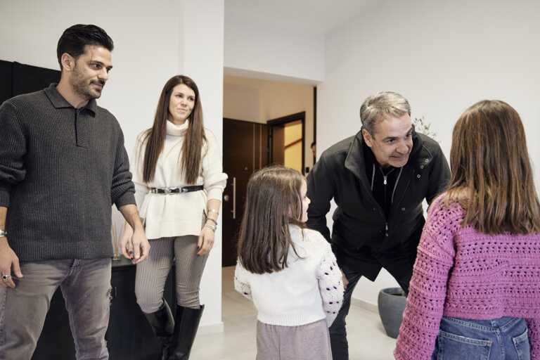 Ο Κυριάκος Μητσοτάκης επισκέφθηκε οικογένεια που αγόρασε σπίτι στο Γαλάτσι με το πρόγραμμα «Σπίτι μου»