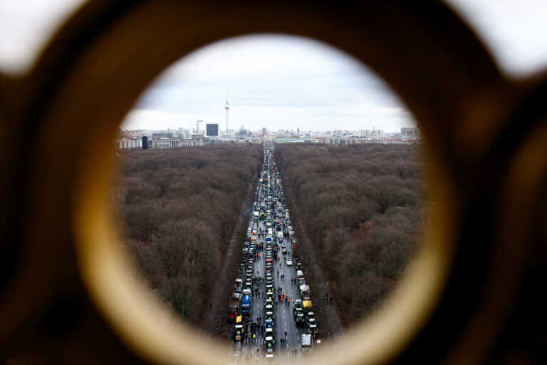 Εντυπωσιακές εικόνες από την Πύλη του Βρανδεμβούργου αποκλεισμένη από τρακτέρ