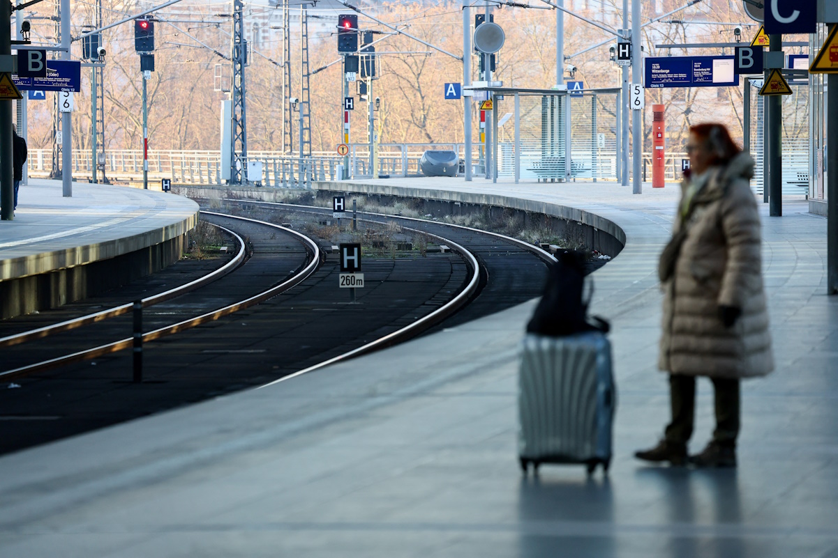 «Παρέλυσαν» οι σιδηρόδρομοι στη Γερμανία λόγω απεργίας των μηχανοδηγών – Εικόνες από άδειες αποβάθρες