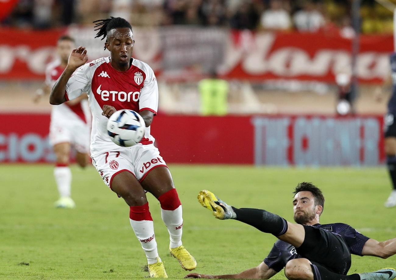 epa10178742 Gelson Martins (L) of Monaco and Nicolas Tagliafico (R) of Lyon in action during the French Ligue 1 soccer match between AS Monaco and Olympique Lyon at Stade Louis II in Monaco, 11 September 2022.  EPA